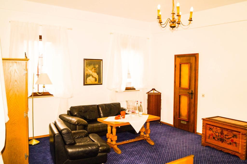 Schlosshotel Hoefingen Леонберг Экстерьер фото