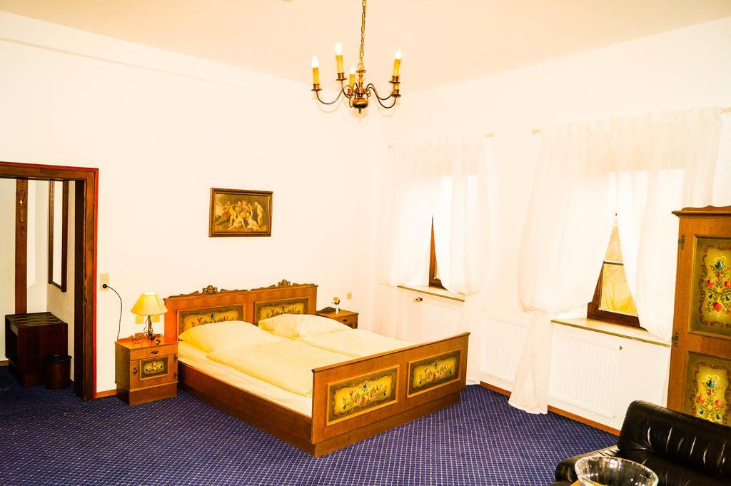 Schlosshotel Hoefingen Леонберг Экстерьер фото