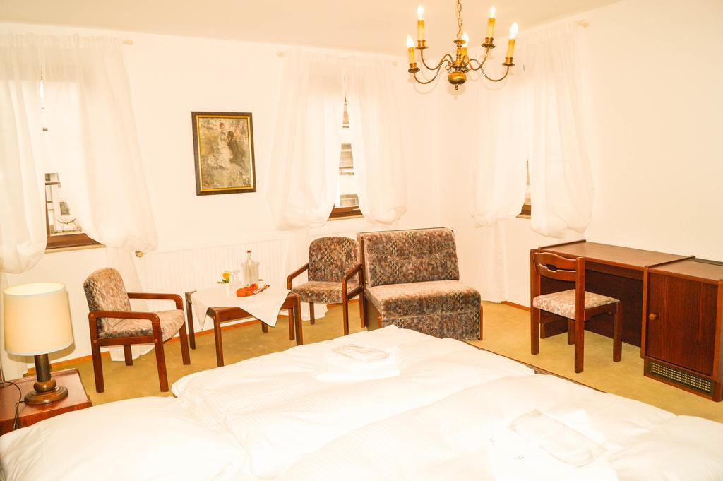 Schlosshotel Hoefingen Леонберг Экстерьер фото