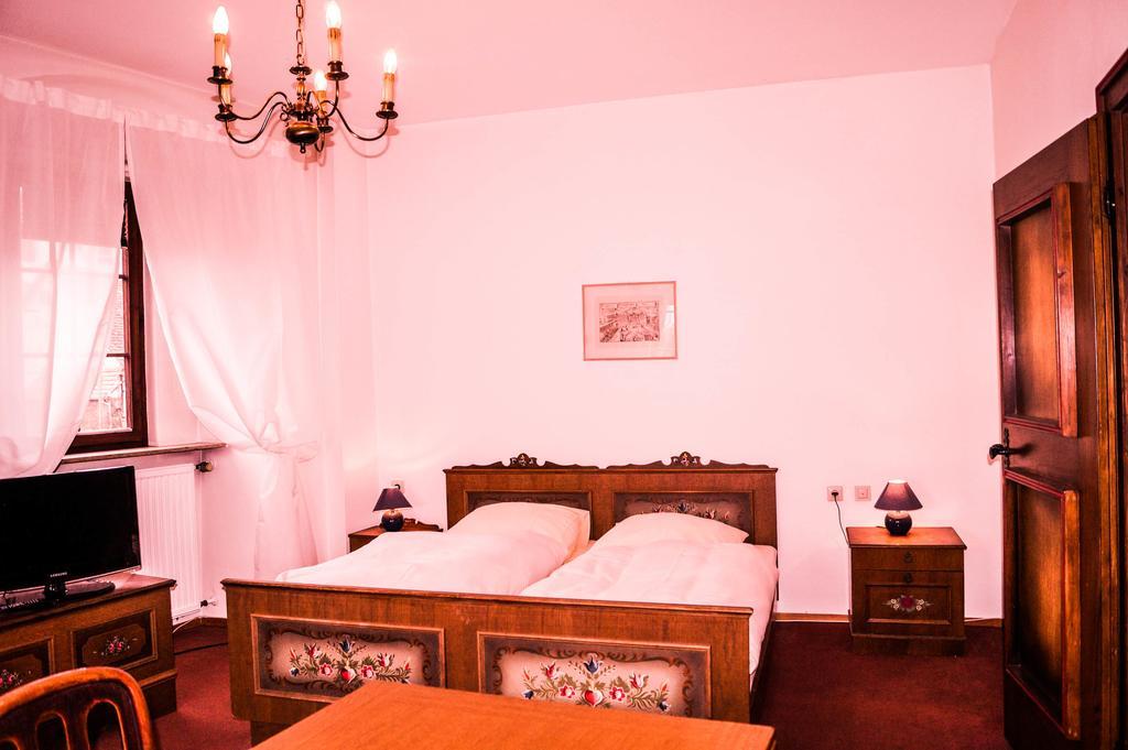 Schlosshotel Hoefingen Леонберг Экстерьер фото